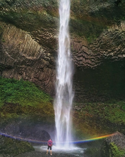 
	
	Đứng trước thác nước Latourell ở bang Oreon, đột nhiên chỉ muốn nắm lấy dải lụa trắng mềm mại ấy mà trèo lên thiên đường. (Nguồn IG @shian888)